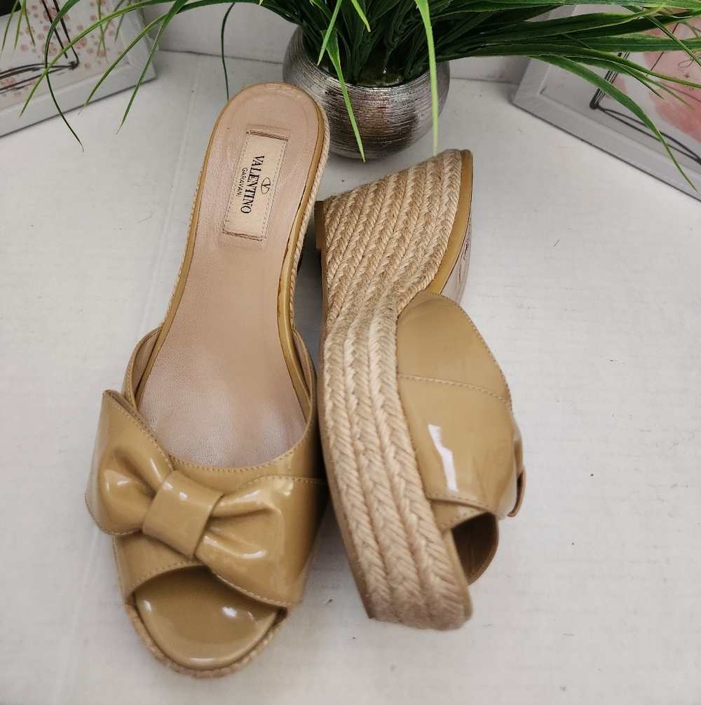 Valentino Mena Bow Patent Leather Wedge Espadrille Size 38 US 8 Tan Sandals
